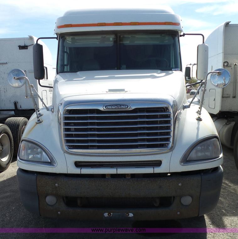 image for item BN9431 2005 Freightliner Columbia semi truck