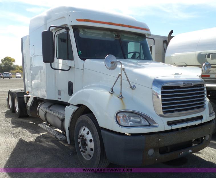 image for item BN9431 2005 Freightliner Columbia semi truck