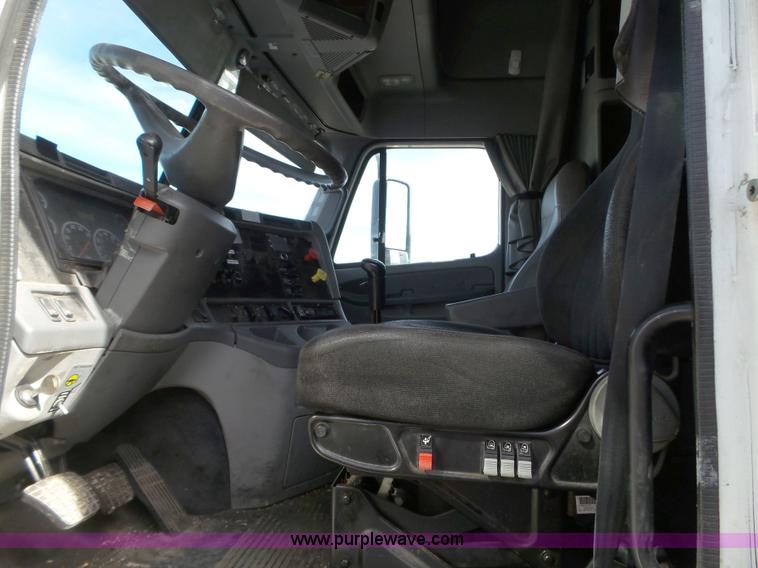 image for item BN9431 2005 Freightliner Columbia semi truck