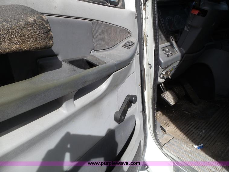 image for item BN9431 2005 Freightliner Columbia semi truck