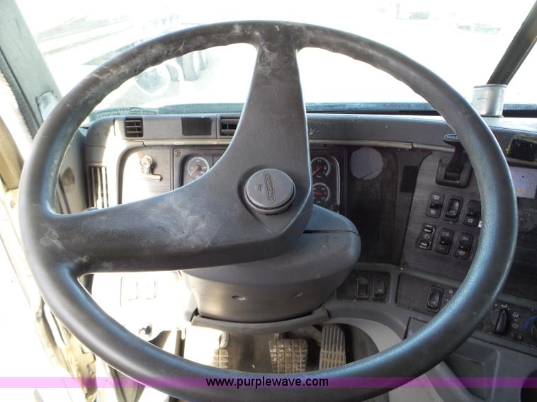 image for item BN9431 2005 Freightliner Columbia semi truck
