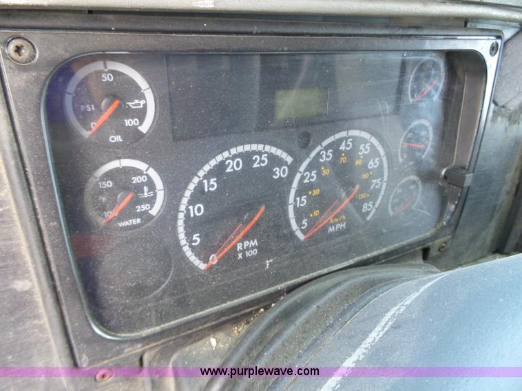 image for item BN9431 2005 Freightliner Columbia semi truck