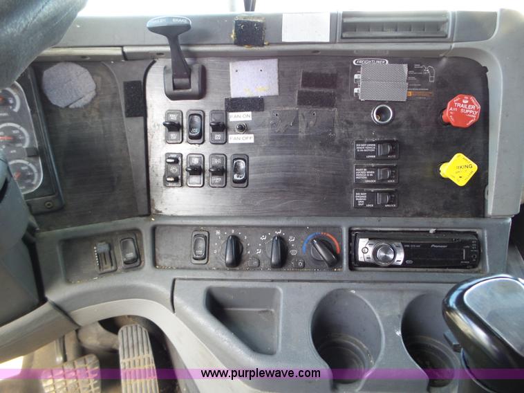 image for item BN9431 2005 Freightliner Columbia semi truck