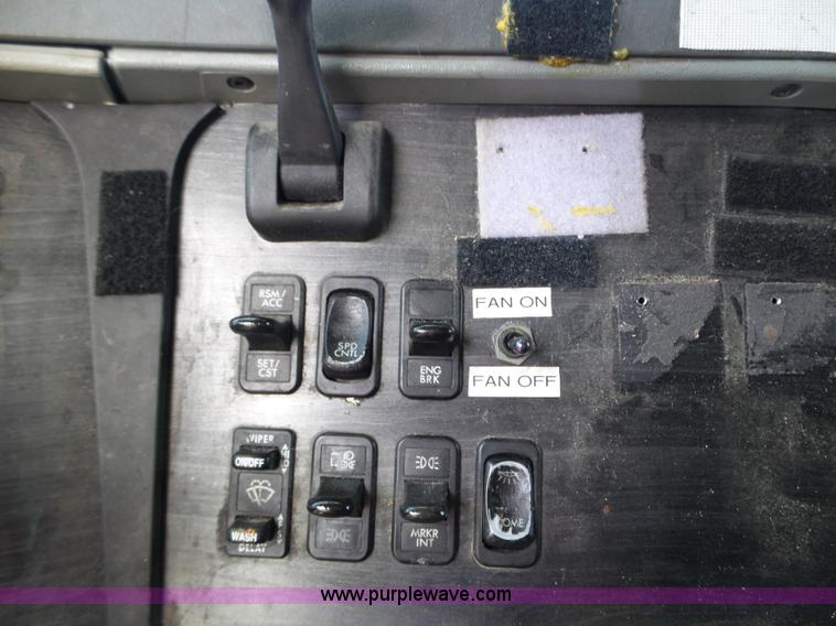 image for item BN9431 2005 Freightliner Columbia semi truck