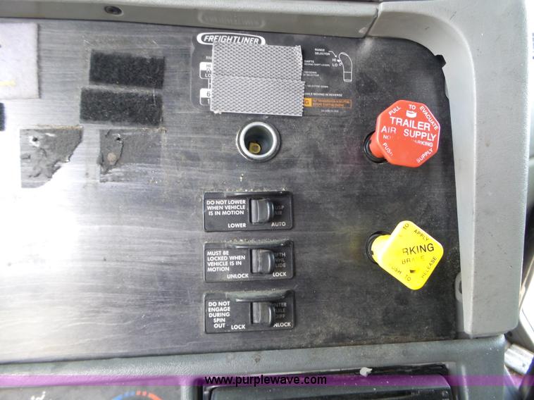 image for item BN9431 2005 Freightliner Columbia semi truck