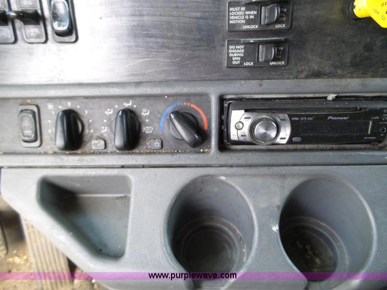 image for item BN9431 2005 Freightliner Columbia semi truck