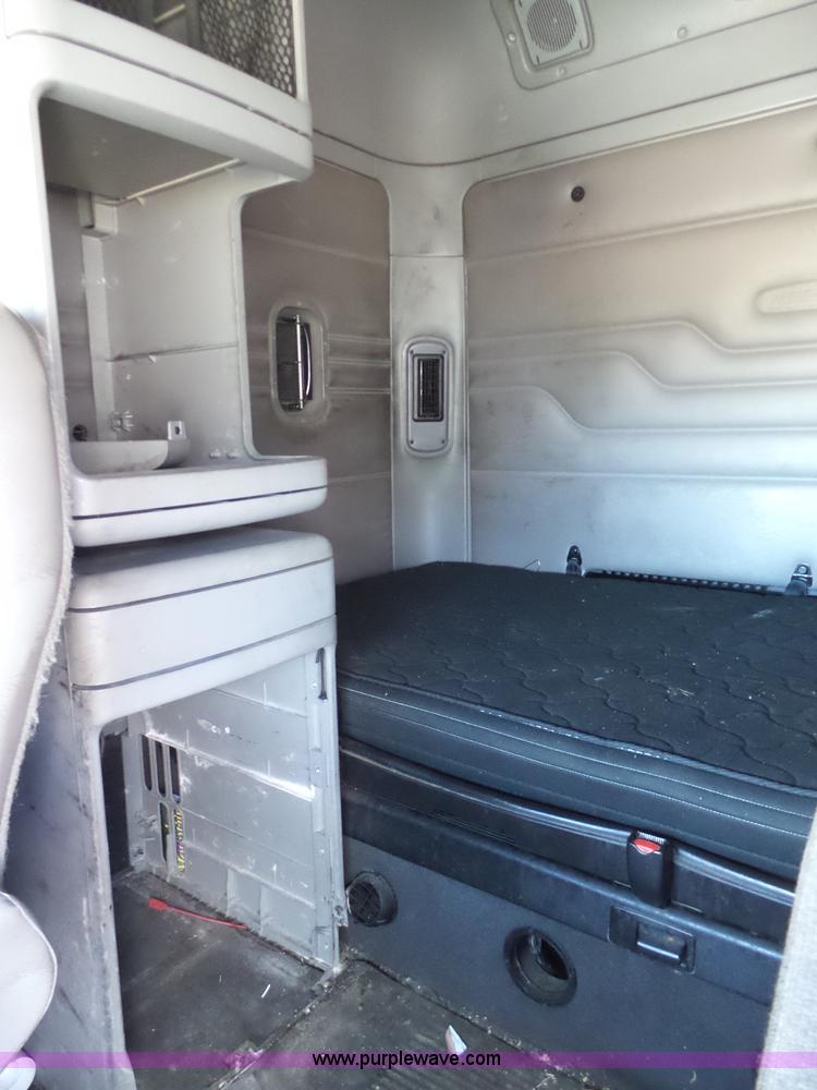 image for item BN9431 2005 Freightliner Columbia semi truck