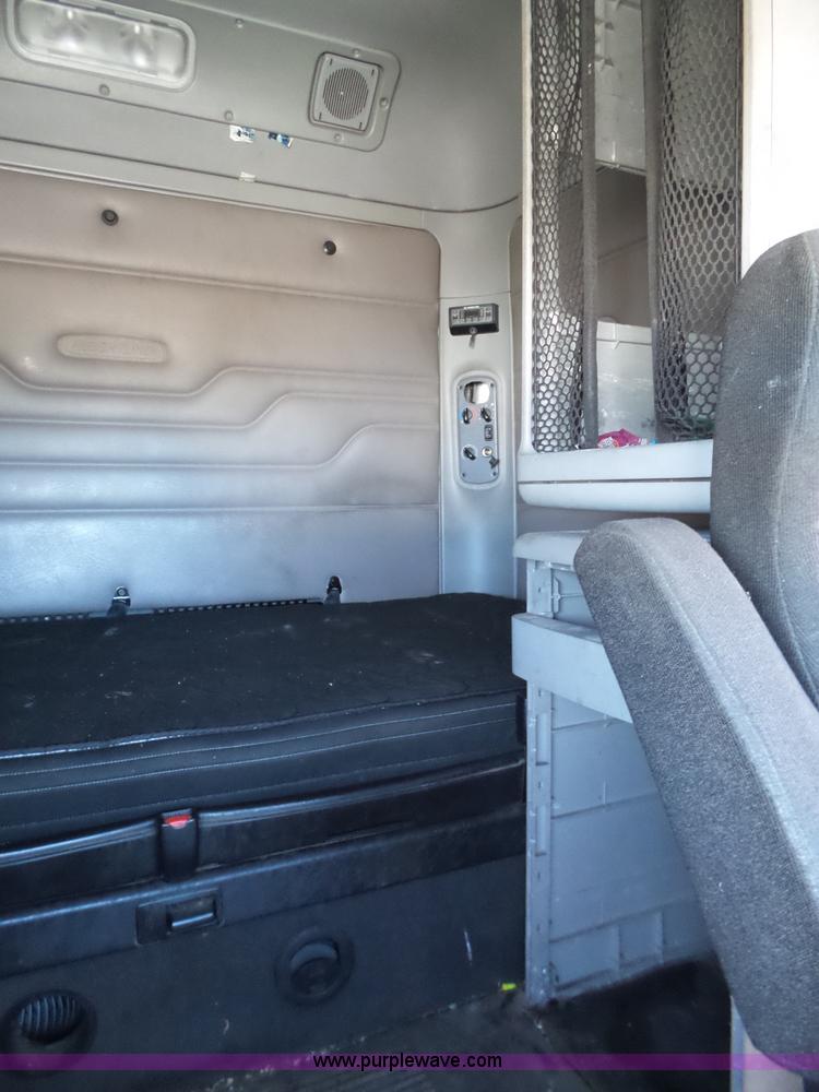 image for item BN9431 2005 Freightliner Columbia semi truck