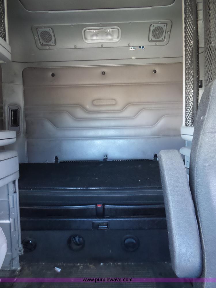 image for item BN9431 2005 Freightliner Columbia semi truck