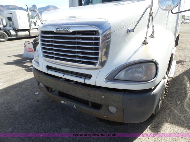 image for item BN9431 2005 Freightliner Columbia semi truck