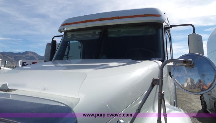 image for item BN9431 2005 Freightliner Columbia semi truck