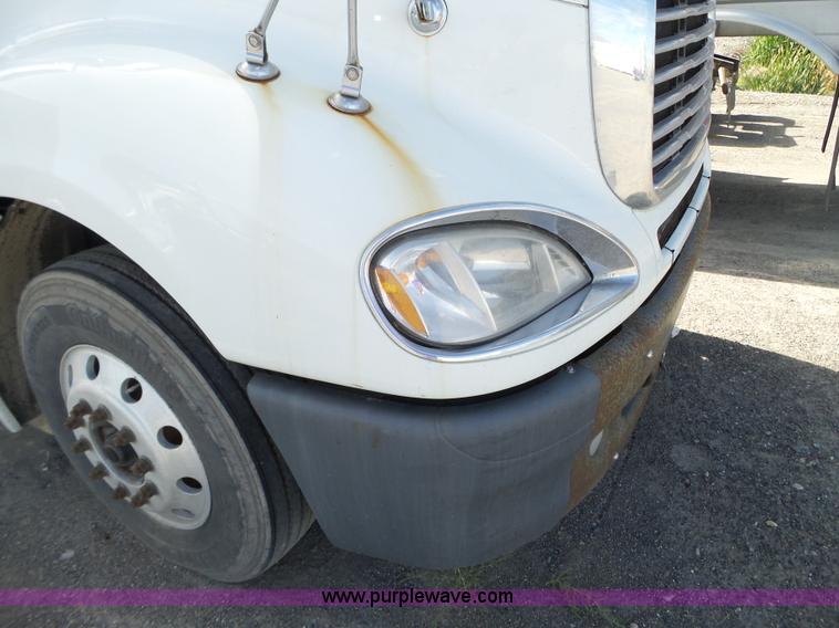 image for item BN9431 2005 Freightliner Columbia semi truck