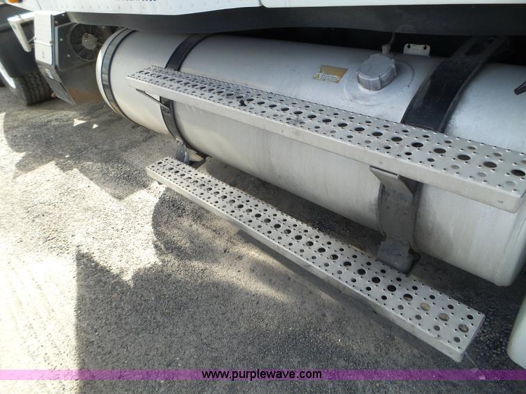 image for item BN9431 2005 Freightliner Columbia semi truck