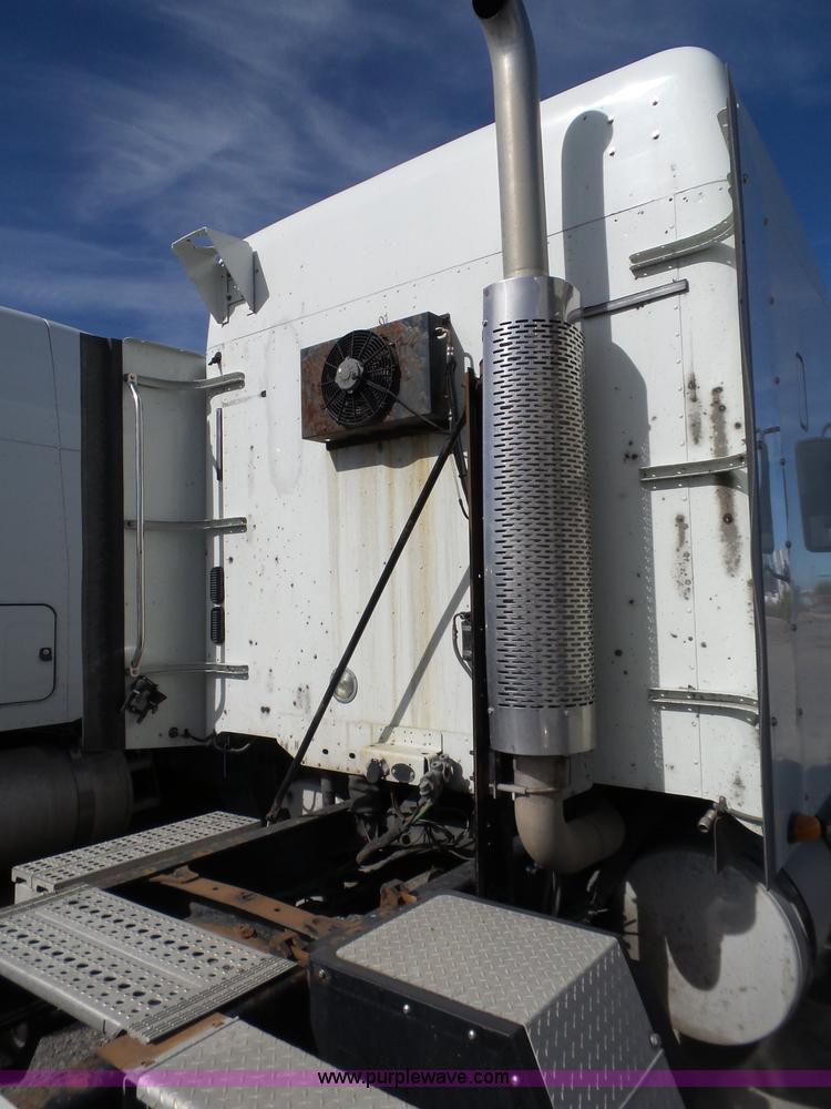 image for item BN9431 2005 Freightliner Columbia semi truck