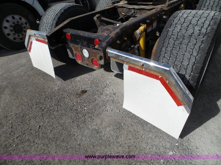 image for item BN9431 2005 Freightliner Columbia semi truck