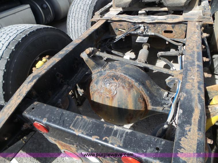 image for item BN9431 2005 Freightliner Columbia semi truck