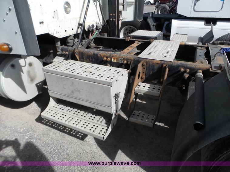 image for item BN9431 2005 Freightliner Columbia semi truck