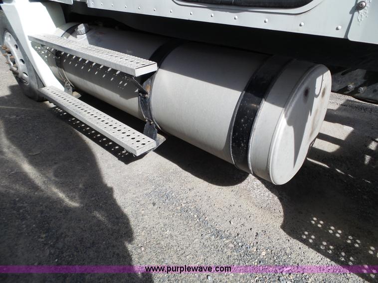 image for item BN9431 2005 Freightliner Columbia semi truck