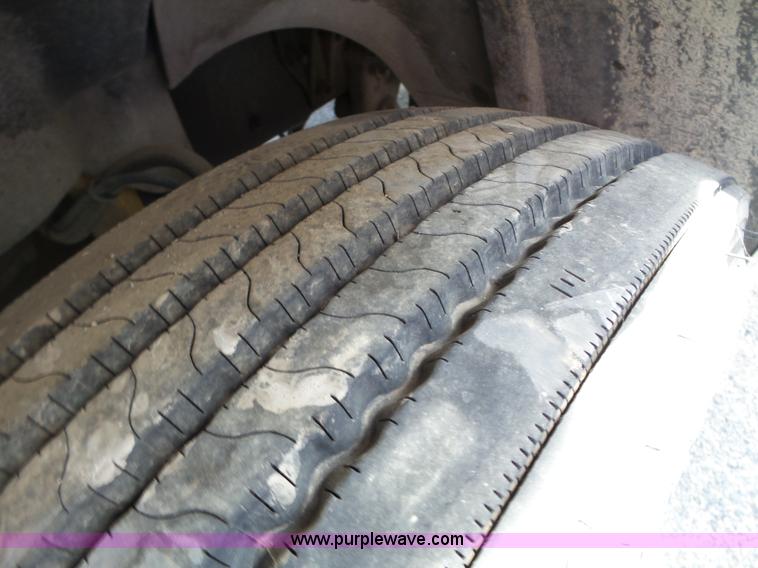 image for item BN9431 2005 Freightliner Columbia semi truck