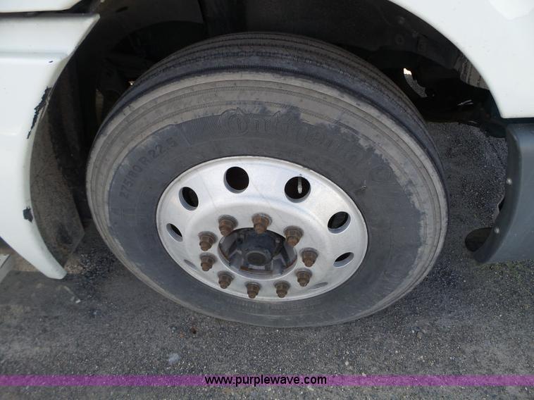 image for item BN9431 2005 Freightliner Columbia semi truck