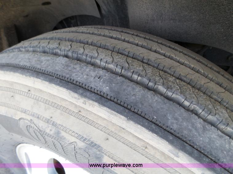 image for item BN9431 2005 Freightliner Columbia semi truck