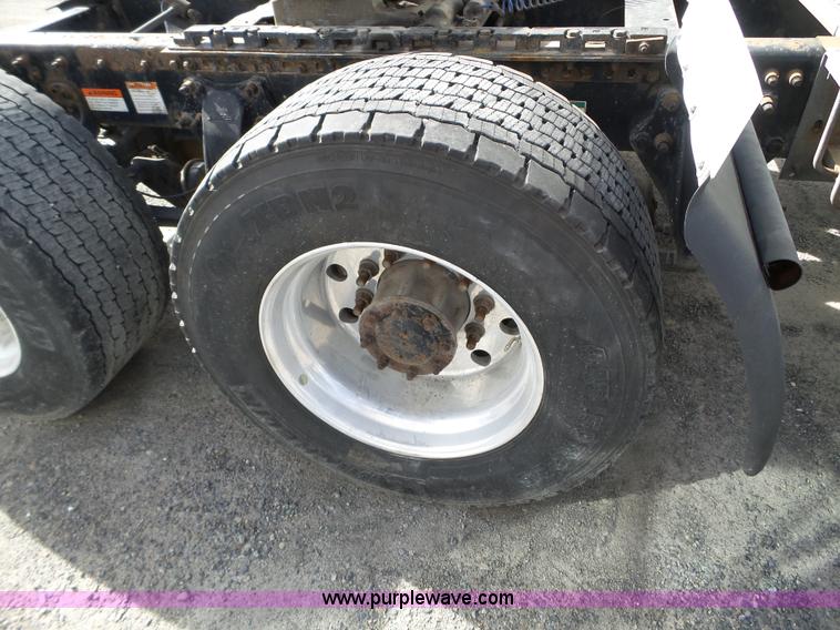 image for item BN9431 2005 Freightliner Columbia semi truck