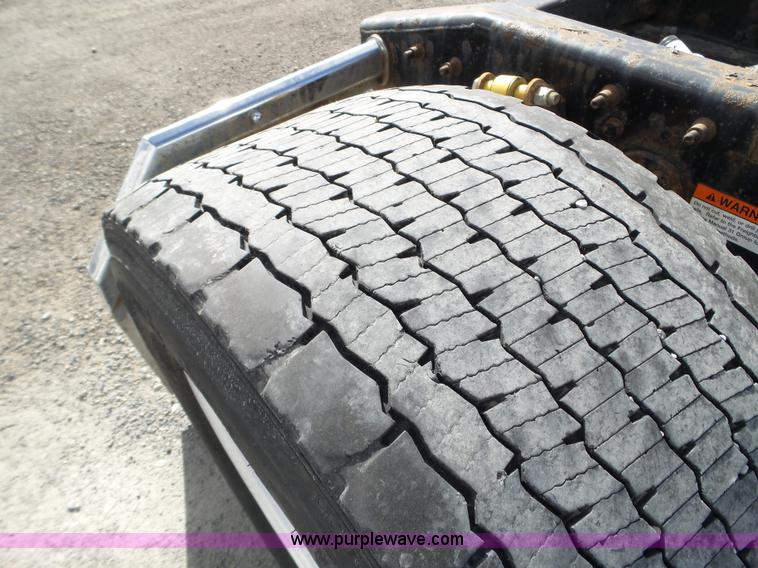 image for item BN9431 2005 Freightliner Columbia semi truck