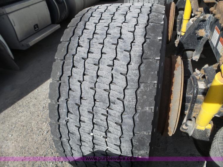 image for item BN9431 2005 Freightliner Columbia semi truck