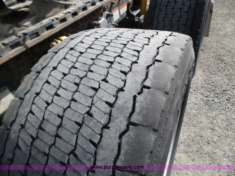 image for item BN9431 2005 Freightliner Columbia semi truck