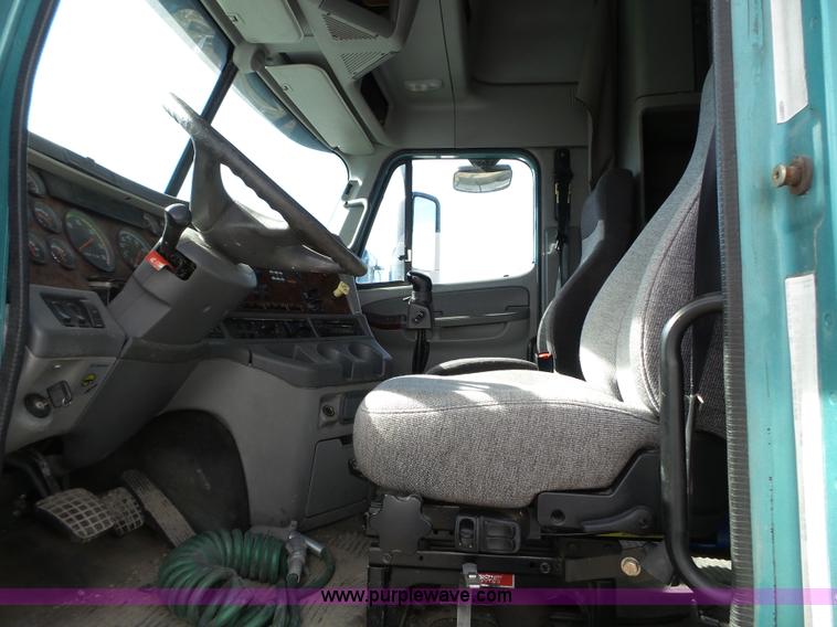 image for item BN9432 2006 Freightliner Century Class ST120 semi truck