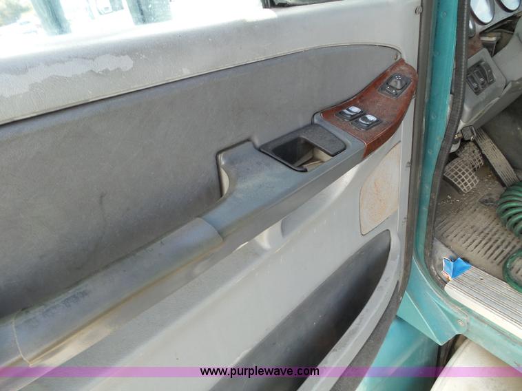 image for item BN9432 2006 Freightliner Century Class ST120 semi truck