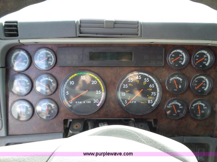 image for item BN9432 2006 Freightliner Century Class ST120 semi truck