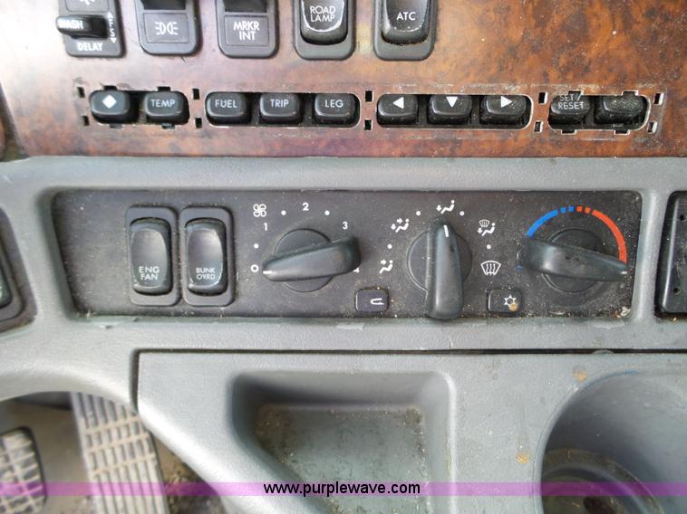 image for item BN9432 2006 Freightliner Century Class ST120 semi truck