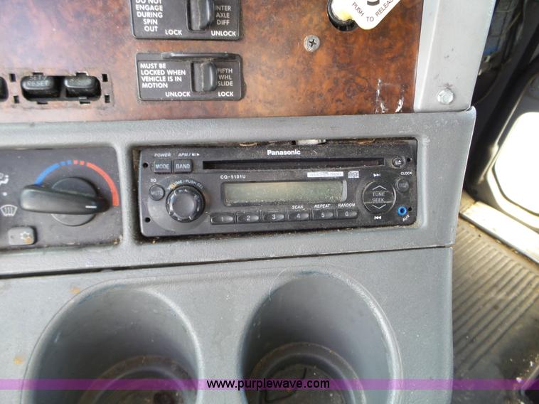 image for item BN9432 2006 Freightliner Century Class ST120 semi truck