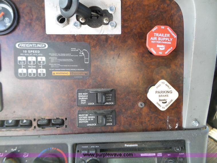 image for item BN9432 2006 Freightliner Century Class ST120 semi truck