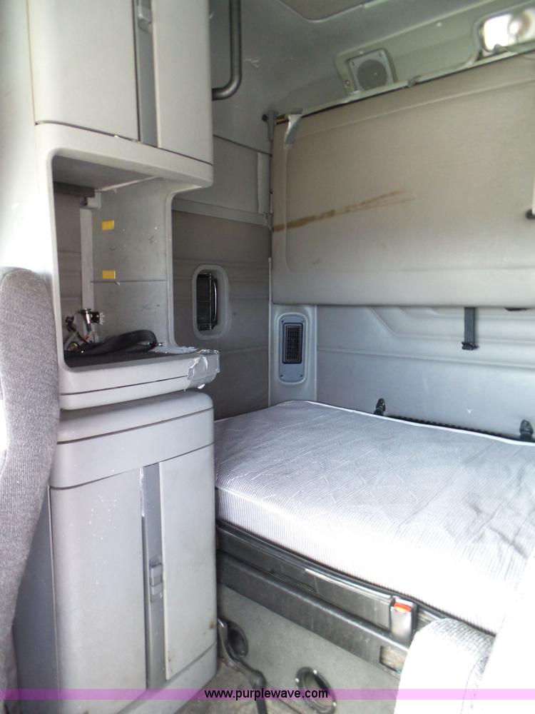 image for item BN9432 2006 Freightliner Century Class ST120 semi truck