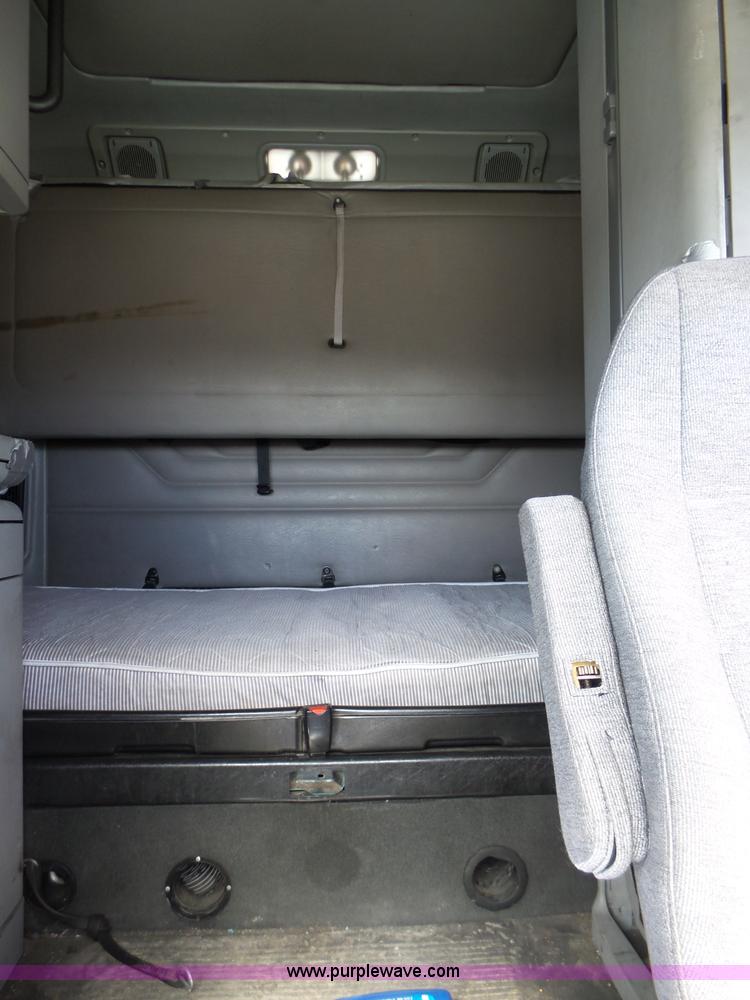 image for item BN9432 2006 Freightliner Century Class ST120 semi truck