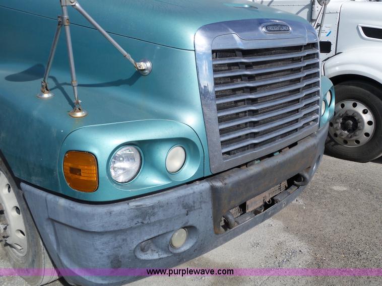 image for item BN9432 2006 Freightliner Century Class ST120 semi truck
