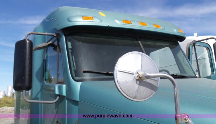 image for item BN9432 2006 Freightliner Century Class ST120 semi truck