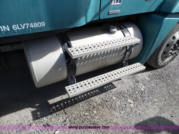 image for item BN9432 2006 Freightliner Century Class ST120 semi truck