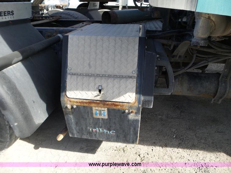 image for item BN9432 2006 Freightliner Century Class ST120 semi truck