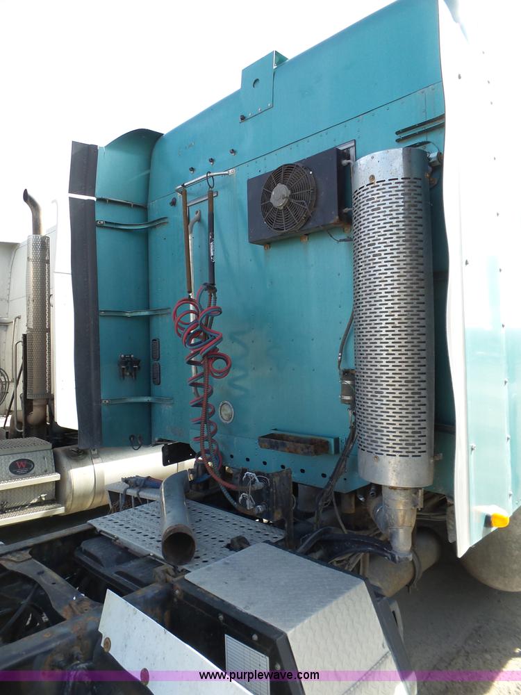 image for item BN9432 2006 Freightliner Century Class ST120 semi truck