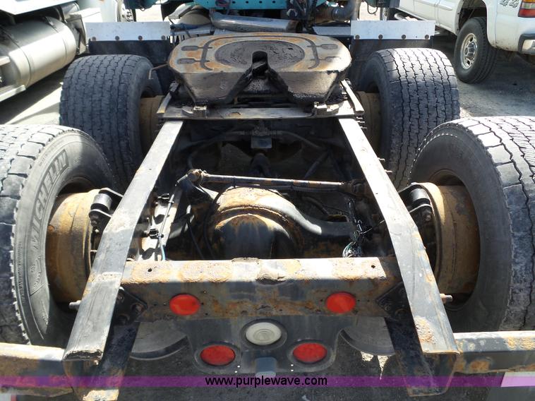 image for item BN9432 2006 Freightliner Century Class ST120 semi truck