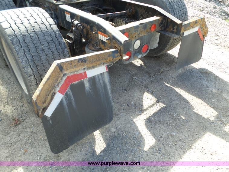 image for item BN9432 2006 Freightliner Century Class ST120 semi truck