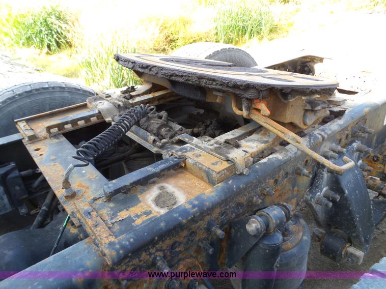 image for item BN9432 2006 Freightliner Century Class ST120 semi truck