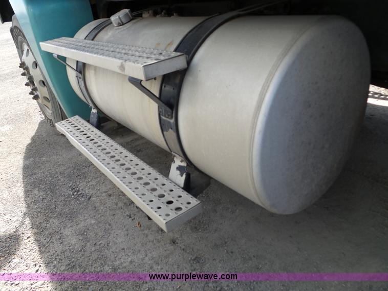 image for item BN9432 2006 Freightliner Century Class ST120 semi truck