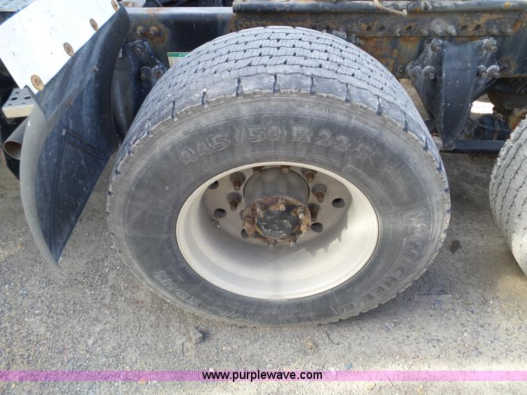 image for item BN9432 2006 Freightliner Century Class ST120 semi truck