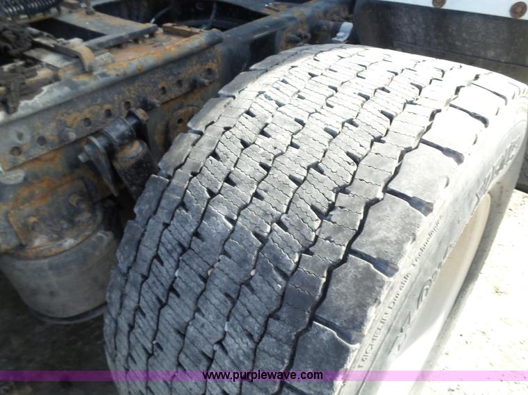 image for item BN9432 2006 Freightliner Century Class ST120 semi truck