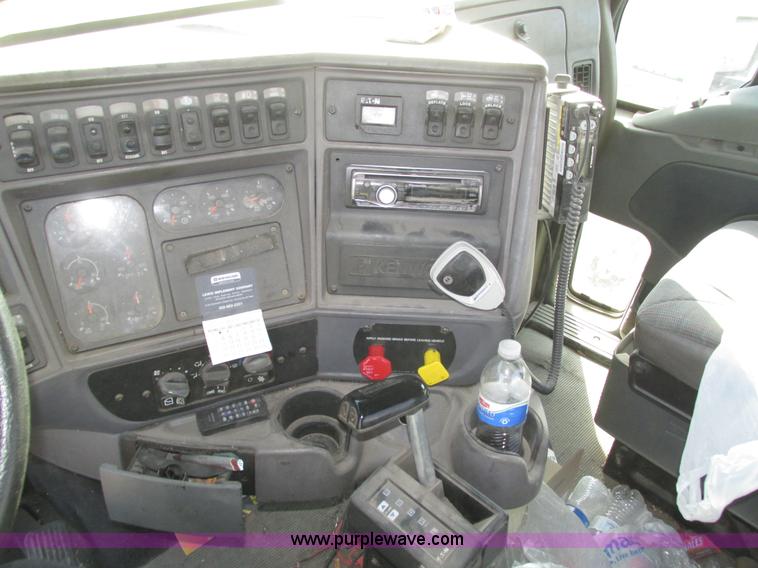 image for item H1111 1998 Kenworth T2000 semi truck