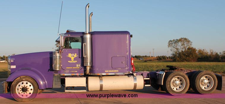 image for item H8080 1999 Freightliner FLD120 semi truck